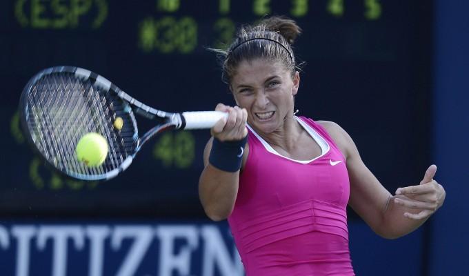 Sara Errani approda negli ottavi degli Us Open di tennis. L’emiliana ha superato di slancio la slovacca Dominika Cibulkova per 6-2, 7-5
