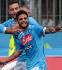 Il Napoli batte una bella Fiorentina su un campo in pessime condizioni gli azzurri oltre al primato in coabitazione con Juventus e Lazio festeggiano la prima convocazione in Nazionale maggiore di Lorenzo Insigne
