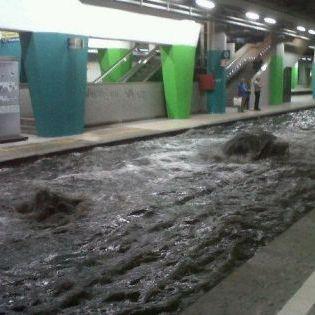 Sull’Italia giunge la prima perturbazione autunnale e Napoli finisce subito in ginocchio: metropolitana chiusa, strade impraticabili e fognature intasate mandano in tilt l'intera città
