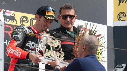 Biaggi campione del mondo in Superbike. Il pilota romano porta a termine la missione dopo una giornata da brividi, che lo aveva visto cadere in Gara 1
