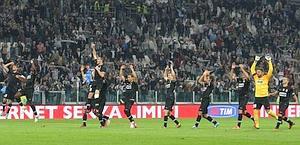 La Juventus resta la squadra da battere di questo campionato. Lo conferma il 2-0 con cui supera il Napoli. Decidono le reti nel finale di Caceres e Pogba
