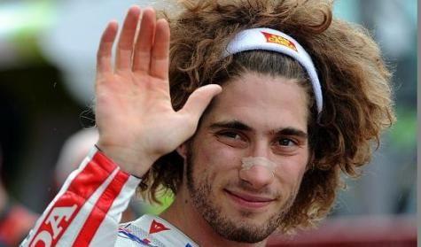 A un anno di distanza dalla scomparsa di Marco Simoncelli, la proprietà Santa Monica, la direzione e il personale di Misano world circuit, lo ricordano
