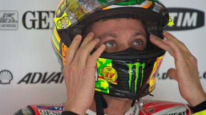 Un anno fa sul circuito della Malesia moriva Marco Simoncelli. Valentino Rossi, pilota della Ducati, aveva un forte legame con il Sic
