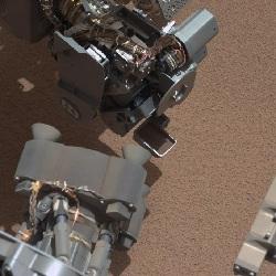 Il rover Curiosity effettua il primo prelievo di campione marziano. Ma un imprevisto oggetto luccicante attira l'attenzione del team della missione MSL, che decide di sospendere l'analisi del suolo marziano per concentrarsi sullo studio di questa piccola fonte di luce