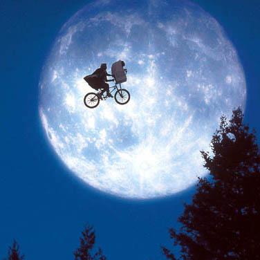 L’11 giugno del 1982 usciva nelle sale il film sulla storia del tenero alieno di Spielberg. A 30 anni di distanza E.T.  esce con una speciale edizione Blu-Ray
