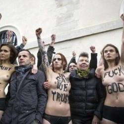 Attivisti di Femen nel corso della manifestazione dei cattolici contro il matrimonio omosessuale.