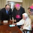 Mentre Rihanna e Aguilera divergono sull'utilizzo di Twitter, anche Papa Benedetto XVI fa il suo ingresso sul social network. Il suo @pontifex già ha richiamato numerosi cinguettii