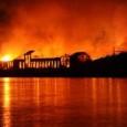 È stato un lunedì infernale per la città di Napoli: ieri mattina il crollo di un’ala di un palazzo in via Chiaia, in serata un devastante incendio che ha distrutto Città della Scienza