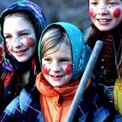 Tre bambine svedesi mascherate da påskkärringar, le streghe di Pasqua