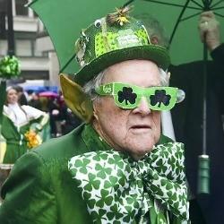 Un anziano festeggia il St. Patrick's Day, ben agghindato per l'occasione