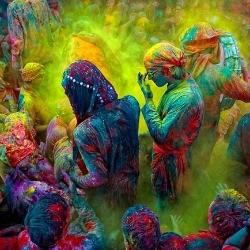 Un' esplosione di colori in un momento dell'Holi Festival