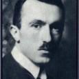 Carlo Emilio Gadda è stato uno scrittore di grandissima fama. Partecipa alla prima guerra mondiale come fervente interventista, salvo poi essere deluso dal carattere debole degli italiani. Laureato in Ingegneria, combatterà tutta la vita per realizzare la sua vocazione letteraria