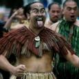 Le origini più vetuste ed affascinanti della tradizionale danza maori, la Haka. Fatta conoscere al mondo dagli All Blacks, come rito propizio prima di ogni loro partita di rugby