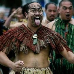Un Maori esegue la tradizionale danza Haka