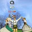 Il modo bavarese di festeggiare il Primo Maggio è molto differente dal nostro. Colori, nastri, danze, cibo e birra a fiumi sono gli elementi fondamentali di questo Albero della Cuccagna tutto alemanno