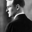 Francis Scott Fitzgerald è uno scrittore americano di inizio Novecento. Tra i suoi romanzi, "Il grande Gatsby", classico della letteratura, la cui trasposizione cinematografica è oggi nelle sale. Protagonista Leonardo di Caprio, regia di Baz Luhrmann