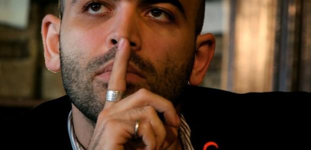 Osannato dai più come un oracolo, conosciuto da qualcuno come un bugiardo. La storia del successo di Roberto Saviano, tristemente pompato dai media, insegna che la verità non sta mai solo da una parte, e che spesso si cela dietro menzogne e non detti. A noi spettatori di questo teatrino che è la celebrità, tocca almeno il compito, in onore di quanti per amore della verità hanno pagato davvero, di non smettere mai di esercitare la nostra capacità critica, di non smettere mai di dubitare.