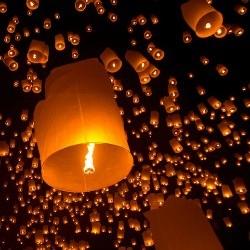 Ogni lanterna rappresenta una speranza che si libra in cielo