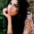 Amy Winehouse è stata un'artista e cantante britannica. Eclettica, capace di interpretare numerosi stili e generi, la Winehouse ha inciso pezzi di grande successo prima di lasciarsi andare a disturbi psicologici che l'hanno condotta alla morte, all'età di 27 anni.