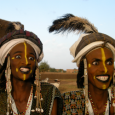 I nomadi Wodaabe hanno una tradizionale festa chiamata Gerewol, in cui si "esibiscono" al cospetto delle donne affinché esse li scelgano. Venite con me e scopriamo di più..