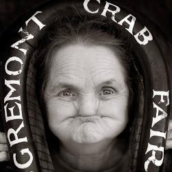 Una dolce vecchina posa con la sua "faccia di gomma" per il Gurning contest