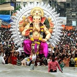 Un corteo celebrante Ganesh, sulle rive del fiume Gange