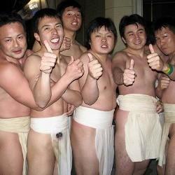 Uomini "nudi" posano prima della celebrazione dell' Hadaka Matsuri