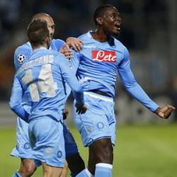 Zapata con una doppietta fa volare il Napoli a Catania