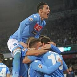 Callejon e compagni festeggiano secondo gol di Mertens 