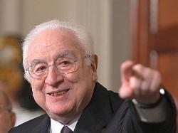 Francesco Cossiga è stato un politico, giurista e docente italiano, ottavo presidente della Repubblica dal 1985 al 1992 quando assunse, di diritto, l'ufficio di senatore a vita.