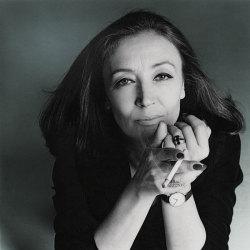 Oriana Fallaci è stata una scrittrice, giornalista e attivista italiana. Fu la prima donna in Italia ad andare al fronte in qualità di inviata speciale. Come scrittrice, con i suoi dodici libri ha venduto venti milioni di copie in tutto il mondo.