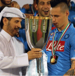 Il capitano Hamsik riceve la supercoppa italiana 