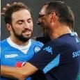 Gli azzurri di Sarri chiudono il girone di andata con il titolo di campione d'inverno. Gli azzurri stendono per cinque a uno il Frosinone portandosi in testa con due punti di vantaggio sul duo Juve-Inter