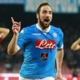 Gli azzurri stendono in rimonta il Genoa. Nella ripresa Higuain pareggia e poi segna il sorpasso. I bianconeri vincono il derby contro il Torino, grazie alle sviste di Rizzoli e dei suoi collaboratori 