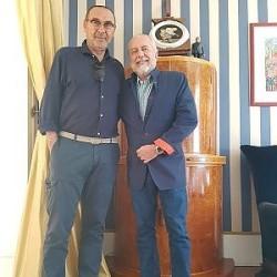 Sarri e De Laurentiis alla firma del nuovo contratto